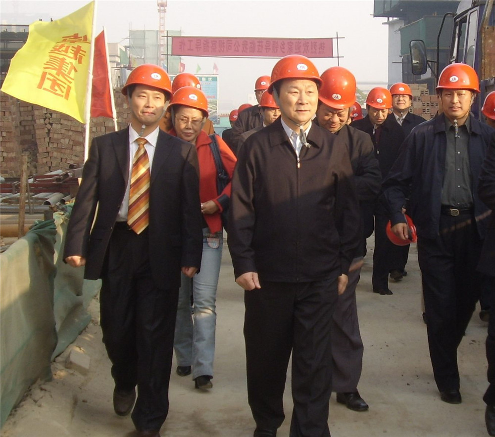 12湖北省副省长赵斌在刘雁飞的陪同下视察热博RB88公司在西安的建设现场